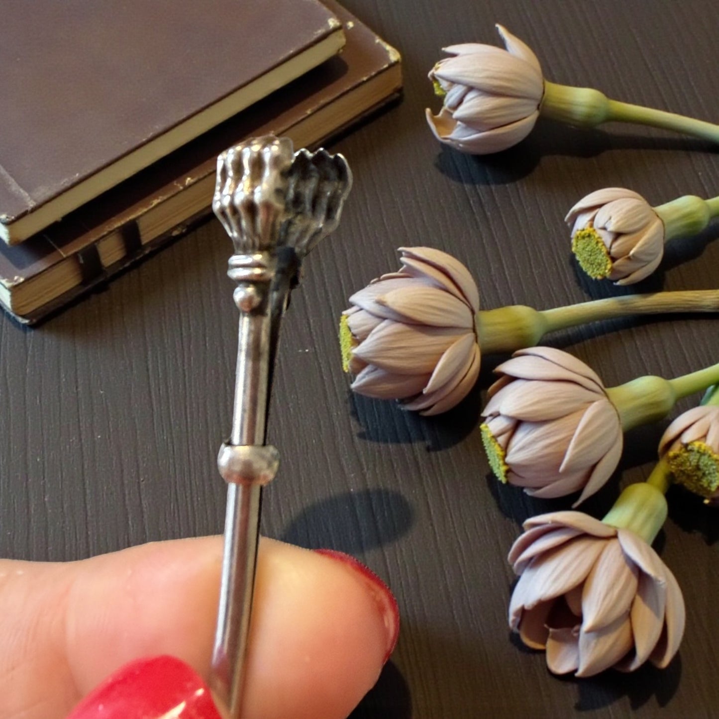 Porta-sigaretta da dito, anello in argento con asta regolabile e zampe leonine, fine ‘800 primo ‘900