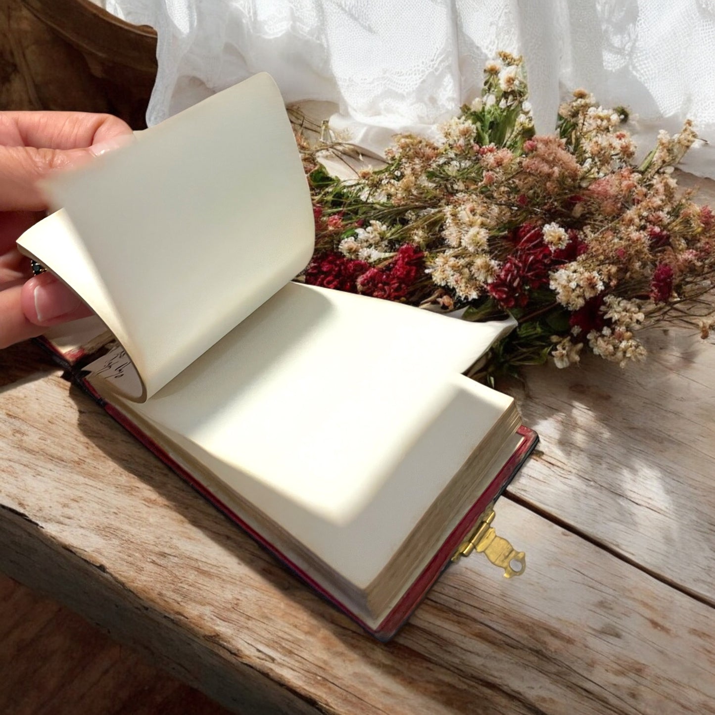 Libro d’amicizia oggetto sentimentale ottocentesco, taccuino madreperla