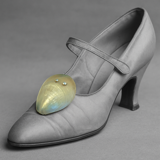 Coppia di fibbie da scarpa in madreperla ed argento, fine ‘800 - primo ‘900