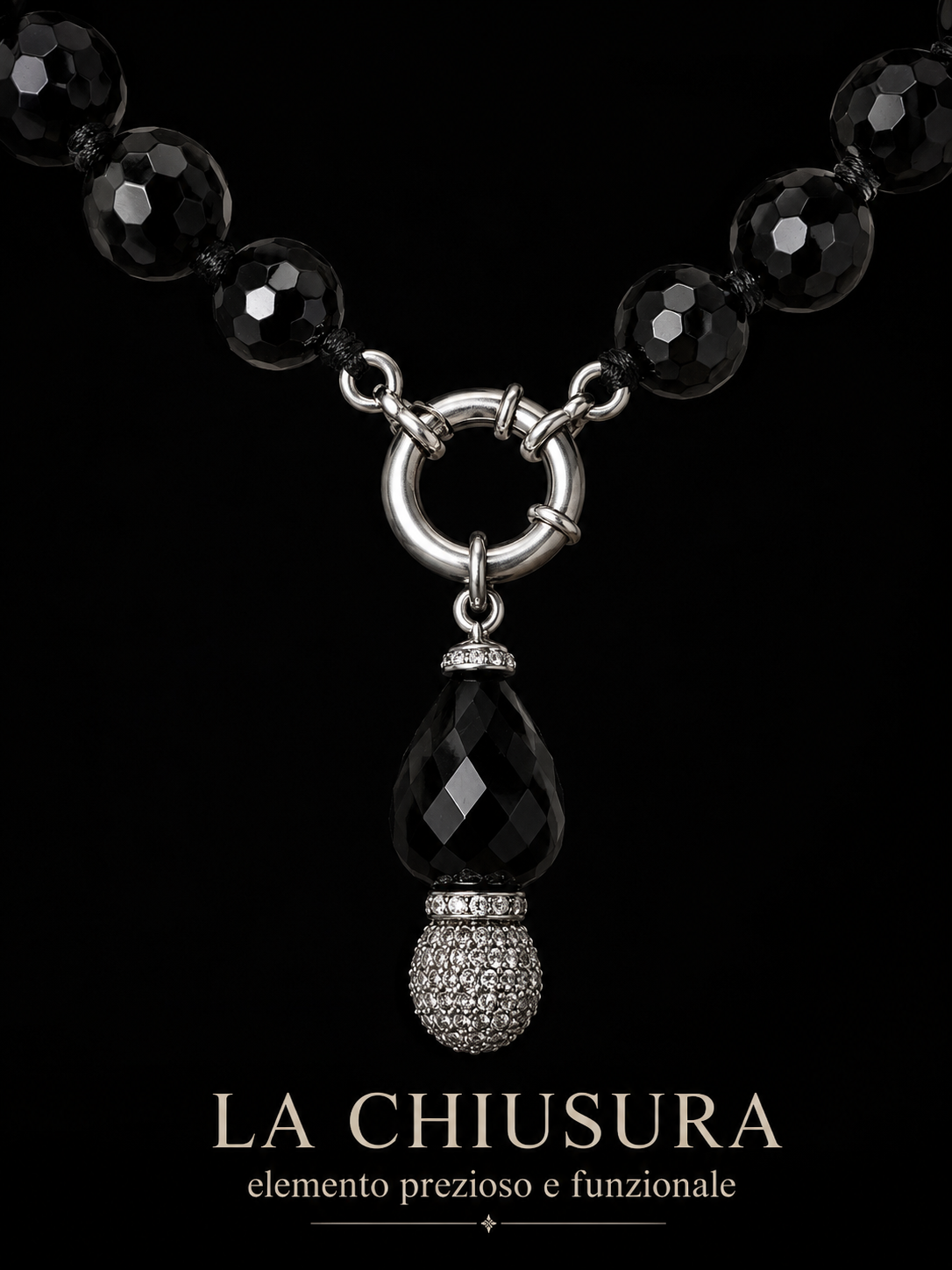 Collana con grandi perle in vetro nero sfaccettato infilate e annodate a mano e pendente amovibile con cristalli