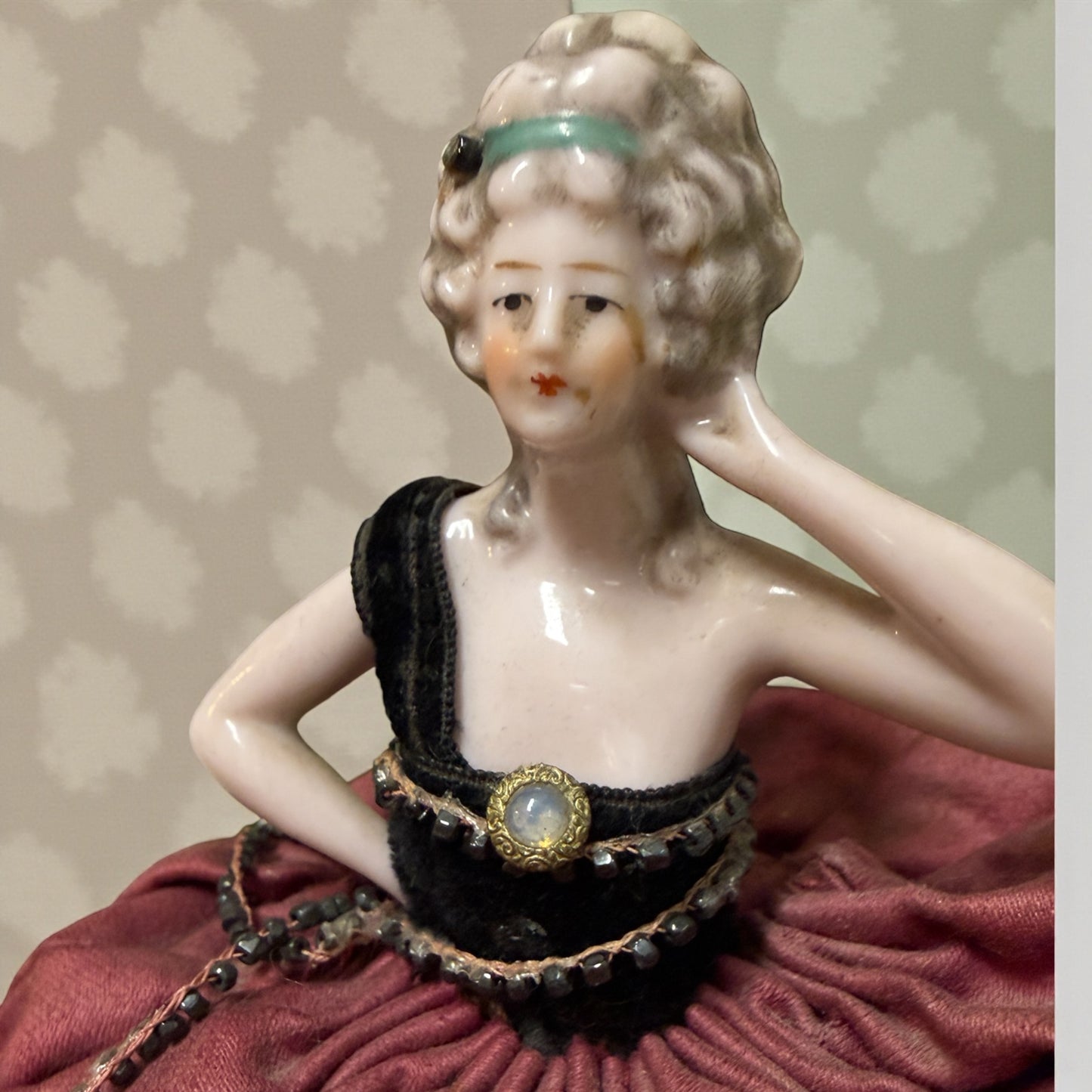 Half doll porta cipria anni ‘20 in splendide condizioni, completa di gambe e contenitore per piumino