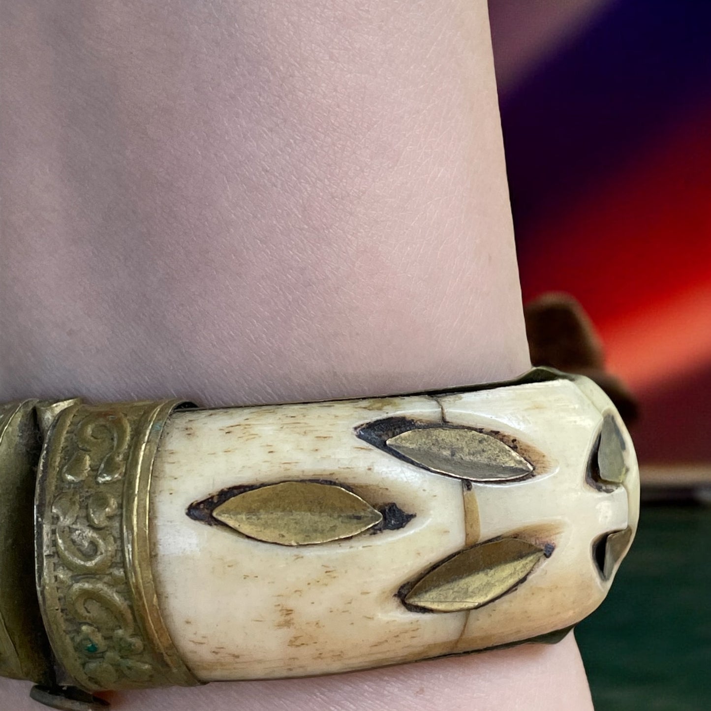 Bracciale rigido in osso con chiusura a baionetta, decorazioni in ottone e cabochon centrale pietra dura