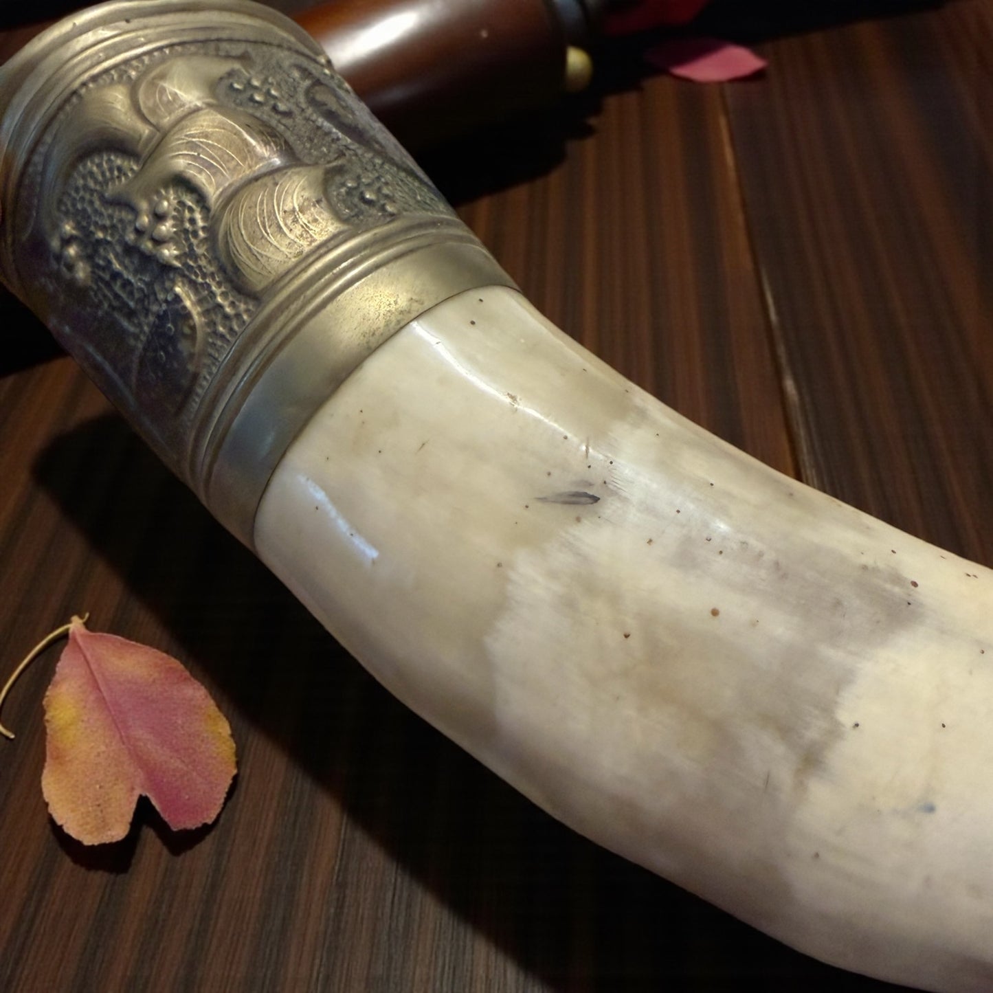 Corno da richiamo autentico con ancia a guisa di becco e catenella