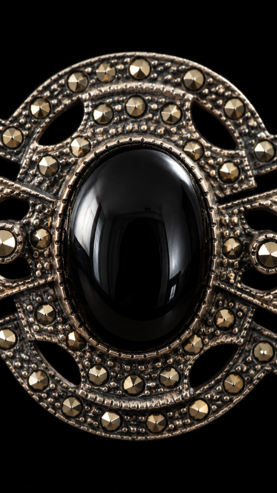Spilla anni ‘40 in argento massiccio e marcasiti con cabochon nero smaltato