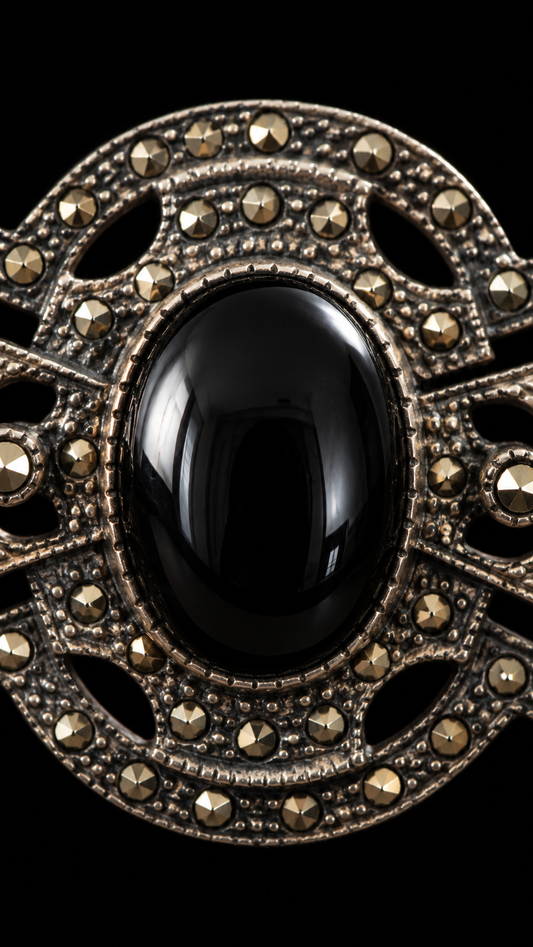 Spilla anni ‘40 in argento massiccio e marcasiti con cabochon nero smaltato