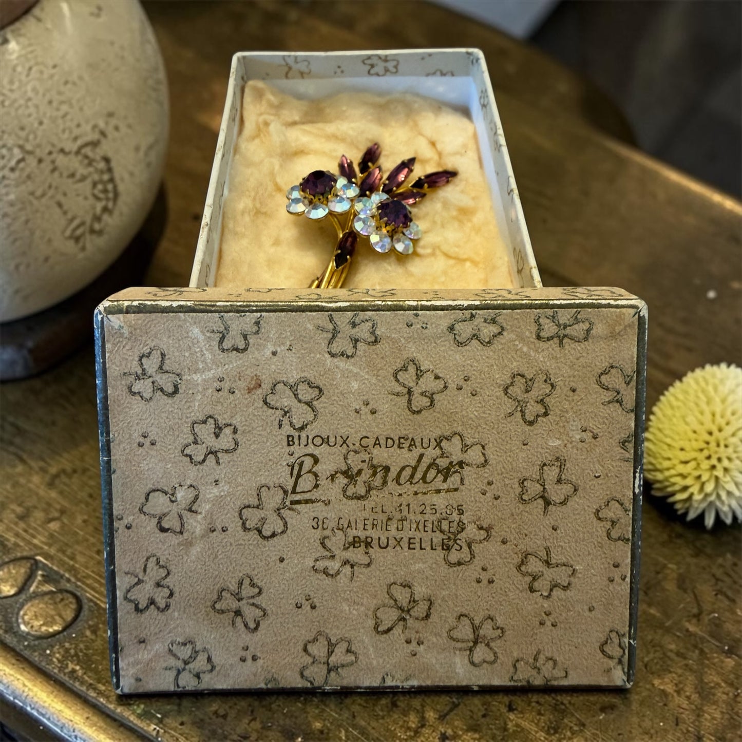 Spilla a bouquet floreale belga con Aurora Borealis in confezione originale d’epoca