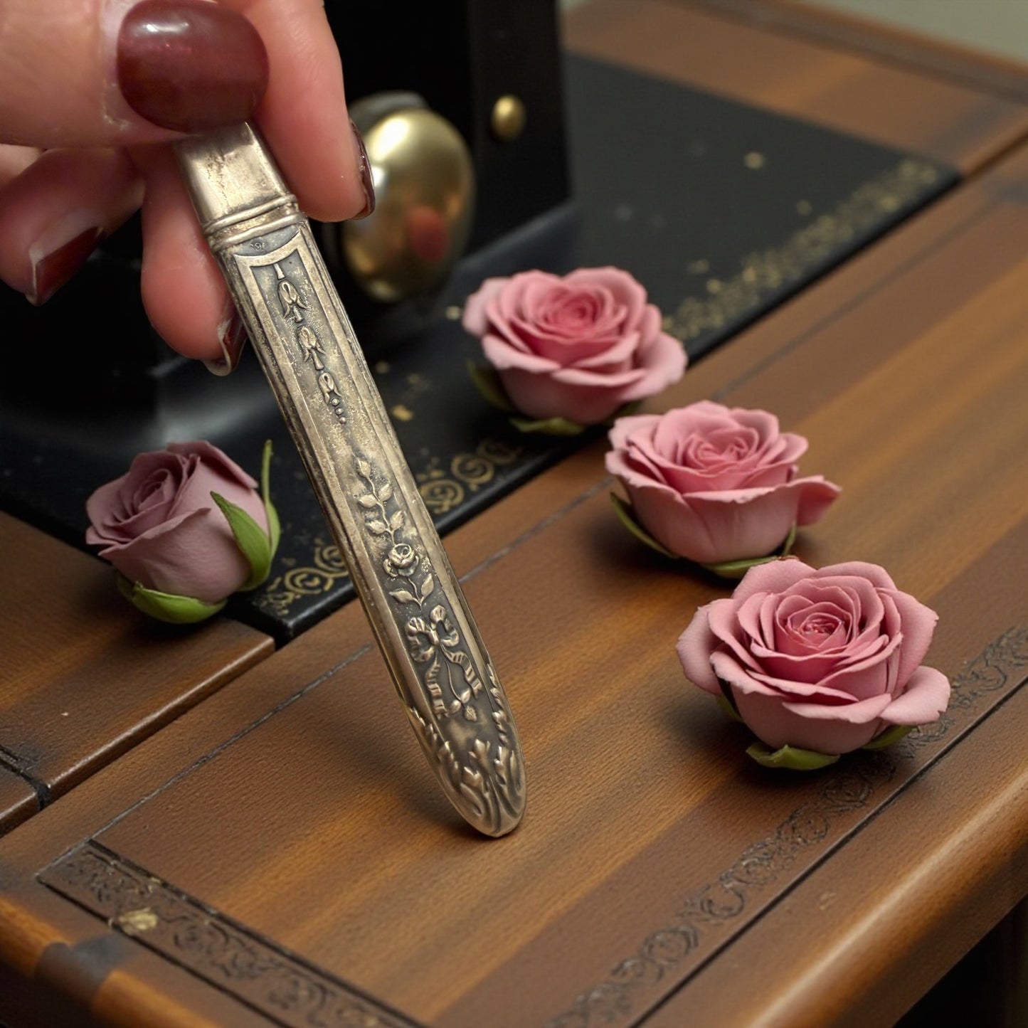 Antico porta aghi francese in argento fine ‘800 con decorazioni floreali