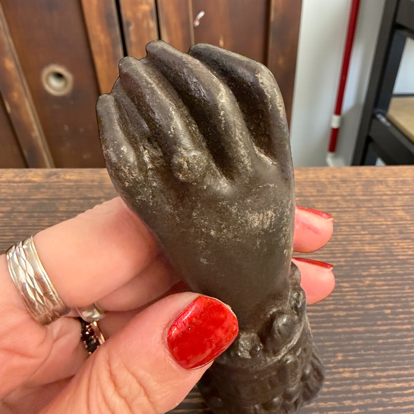 Battente in ghisa antico fine ‘800 primo ‘900 a guisa di mano femminile