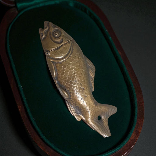 Vesta case in bronzo a guisa di pesce, liberty da chatelaine, testa apribile