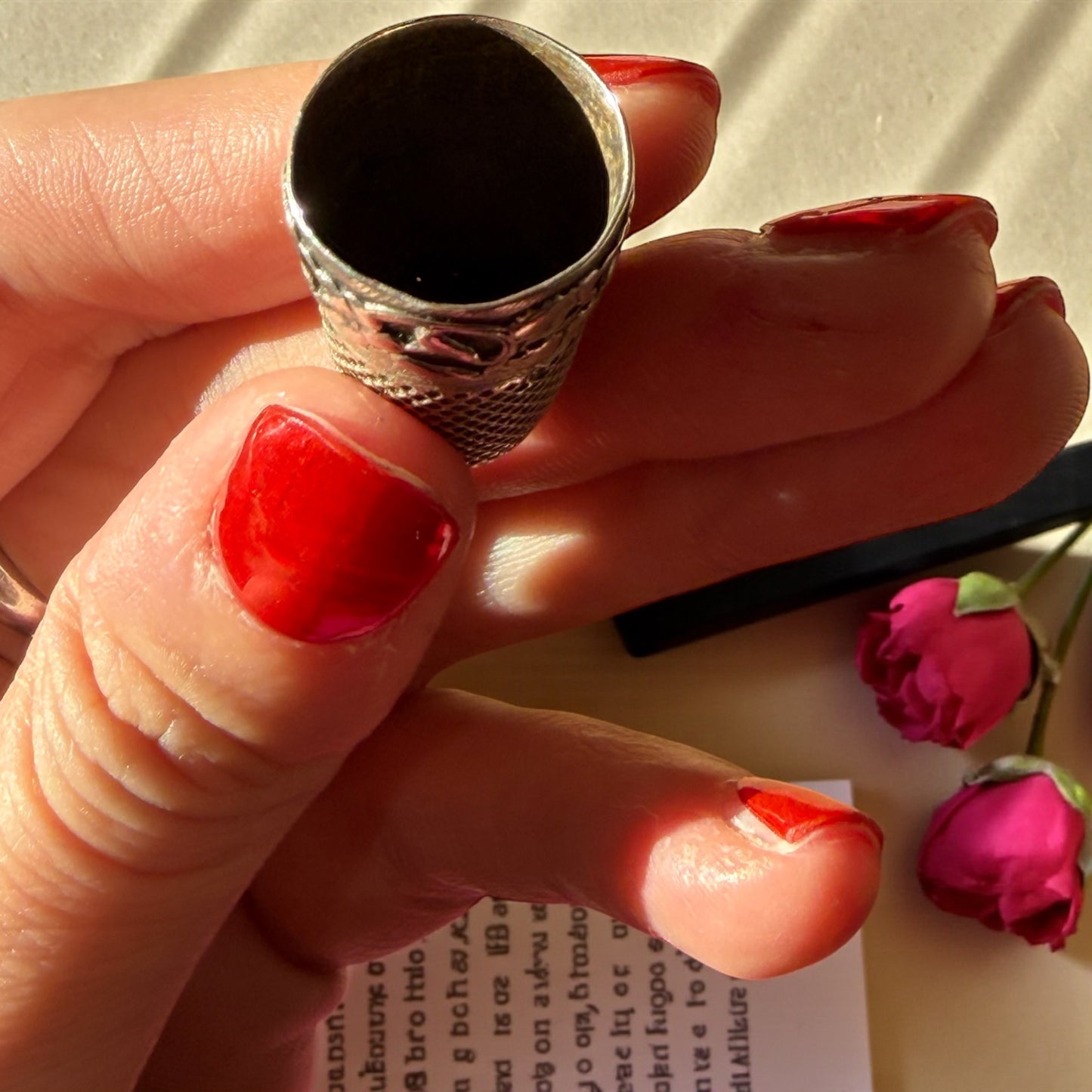 Antico ditale d’argento Liberty con ghirlanda botanica, fine ‘800 - primo ‘900