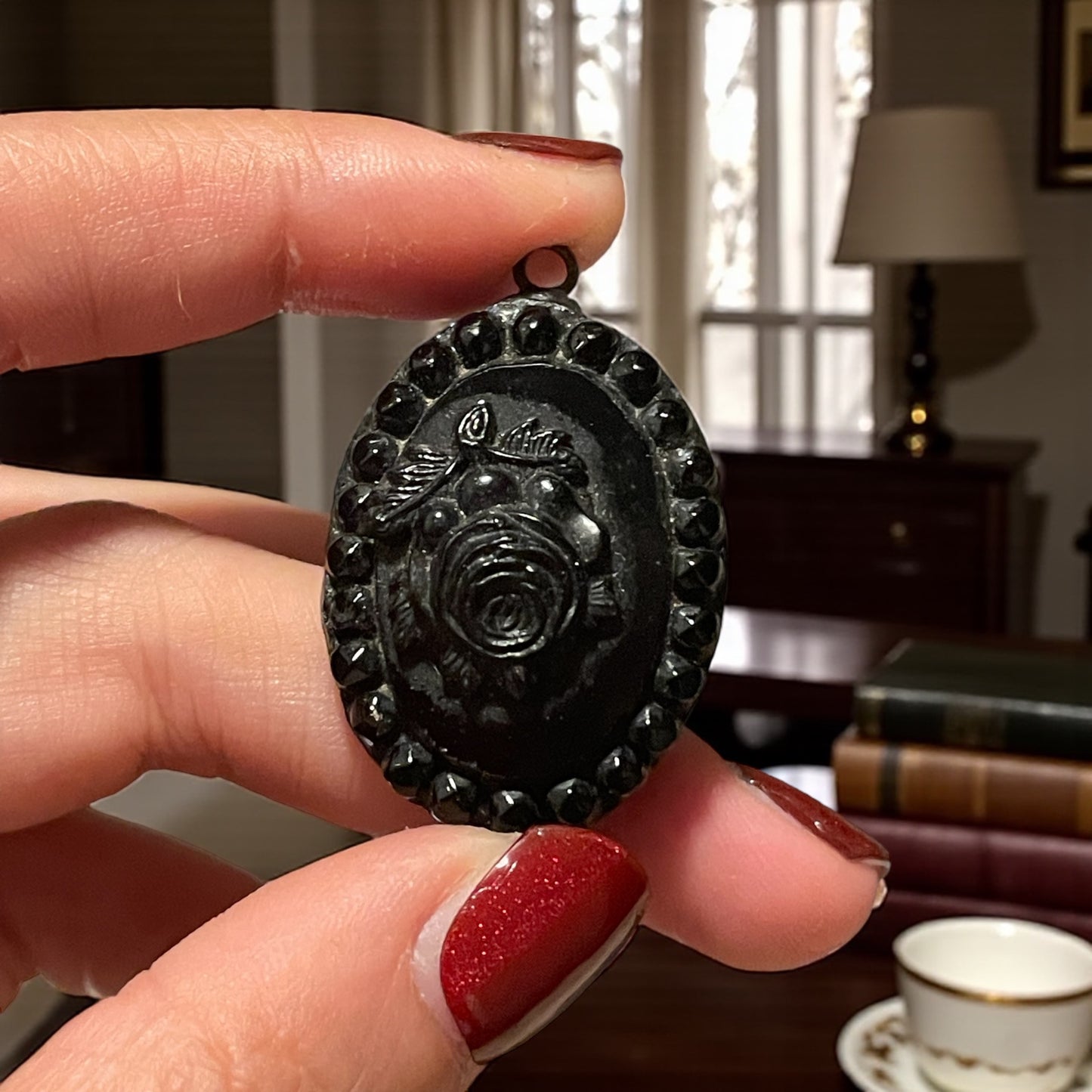 Pendente da lutto in vetro nero, vittoriano, con rosa