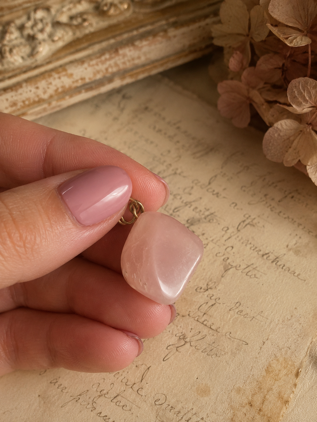 Piccolo pendente in quarzo rosa con anellino in metallo dorato