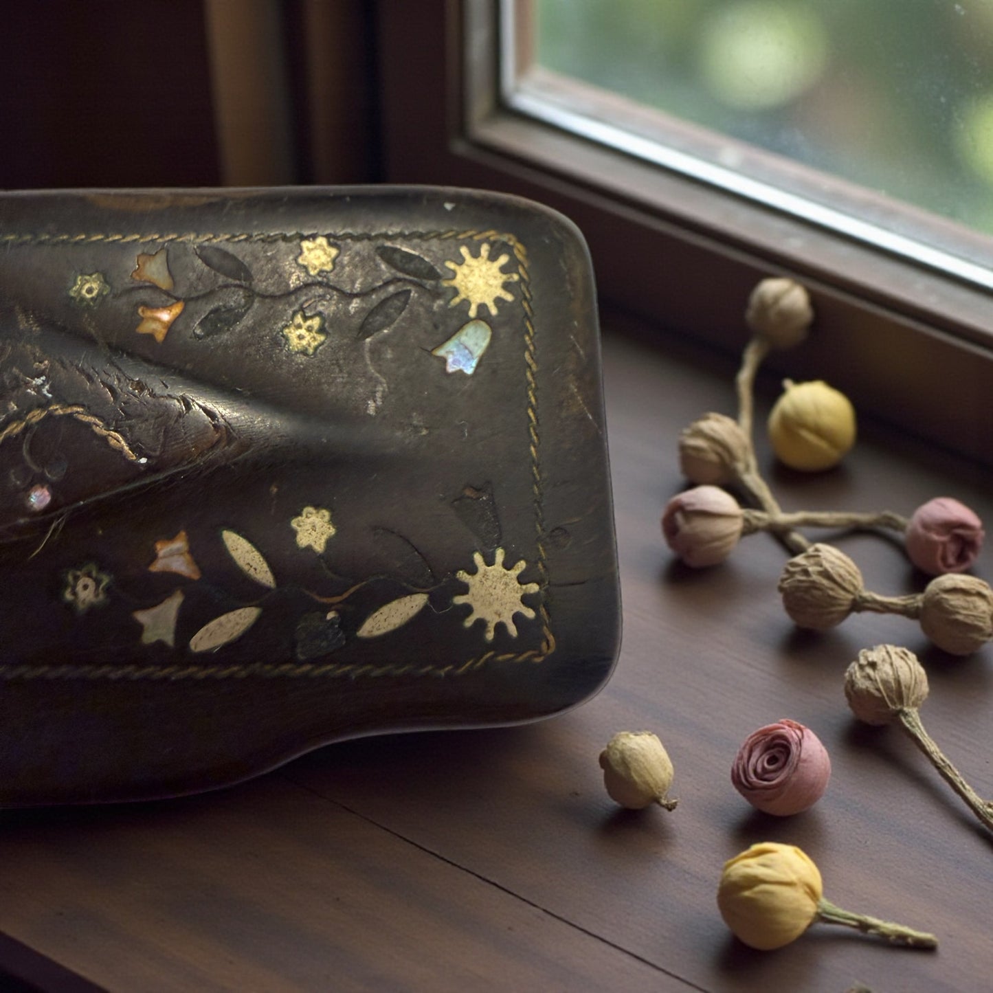 Tabacchiera in corno ottocentesca con decori argentati ed in madreperla