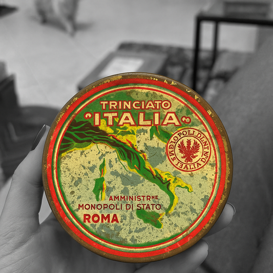 Scatola in latta anni 40 del trinciato Italia periodo autarchico ￼