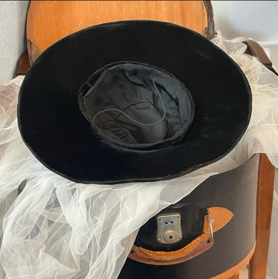 Elegante cappello anni 30 da cerimonia con cappelliera da viaggio originale