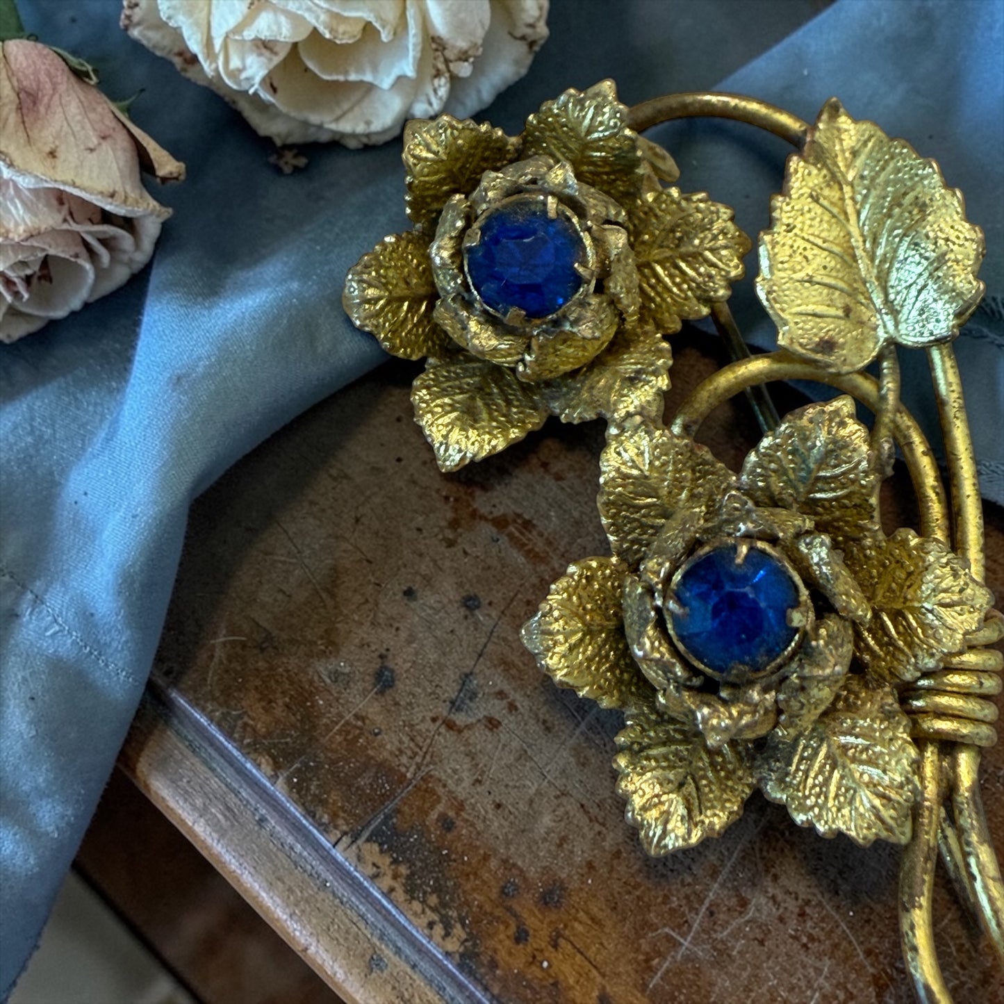 Spilla dorata con vetri blu a bouquet, secondo dopoguerra