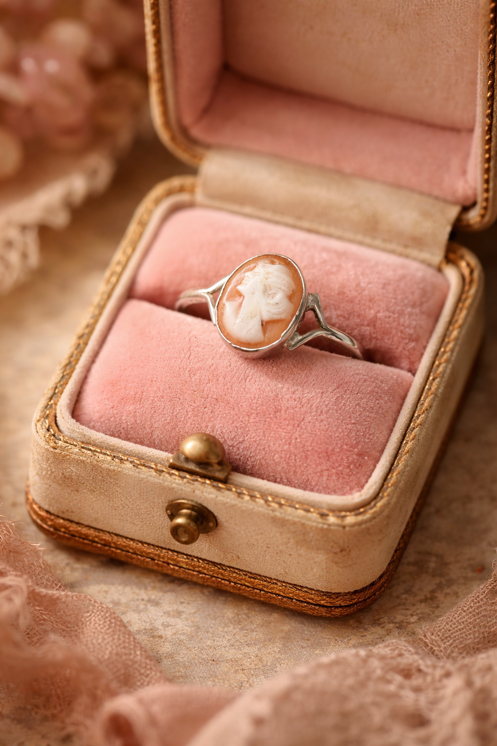 Anello in argento 800 con piccolo cammeo su conchiglia, italiano, anni ‘40-‘50