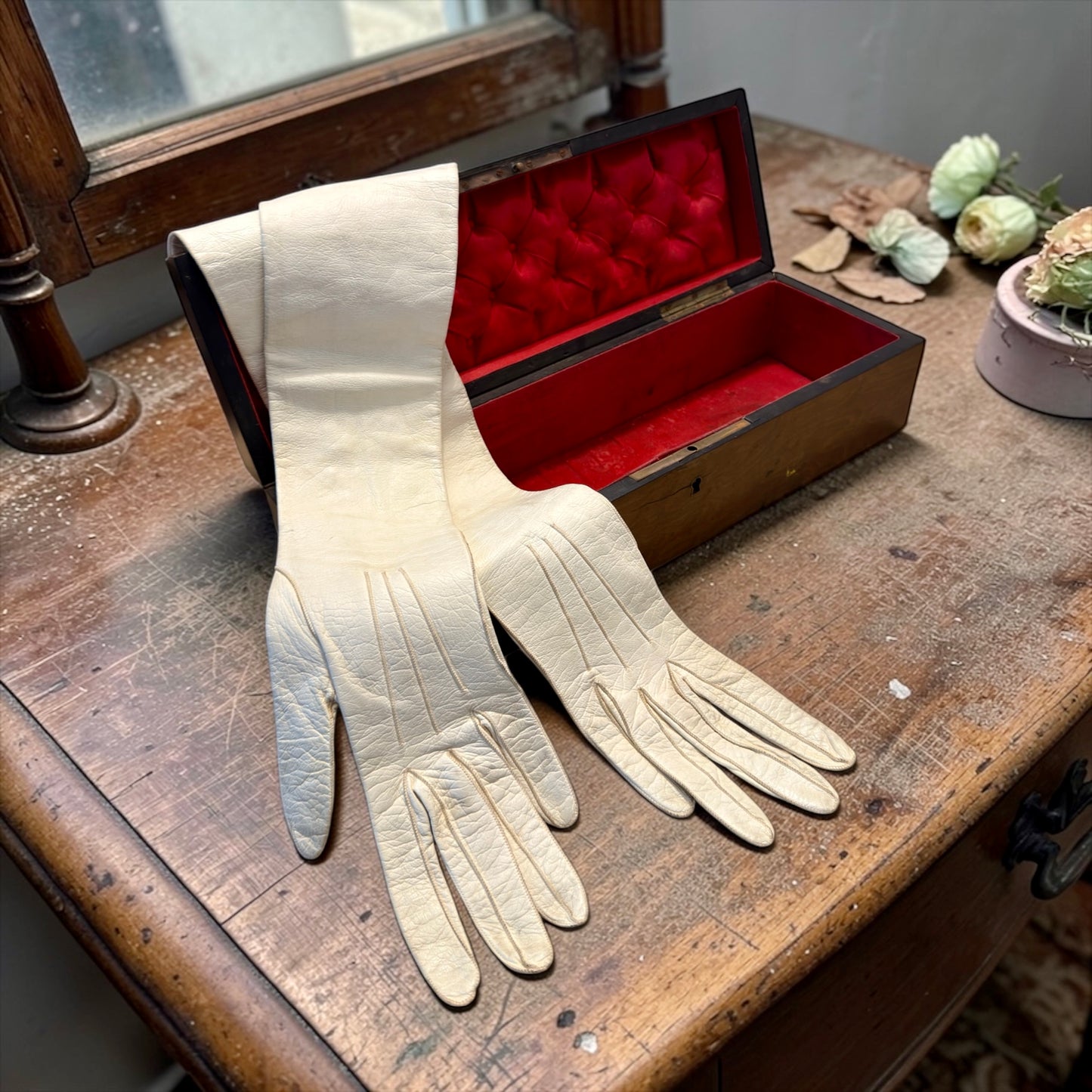 Antico set 1900 guanti lunghi da sera in pelle e scatola porta guanti con monogramma