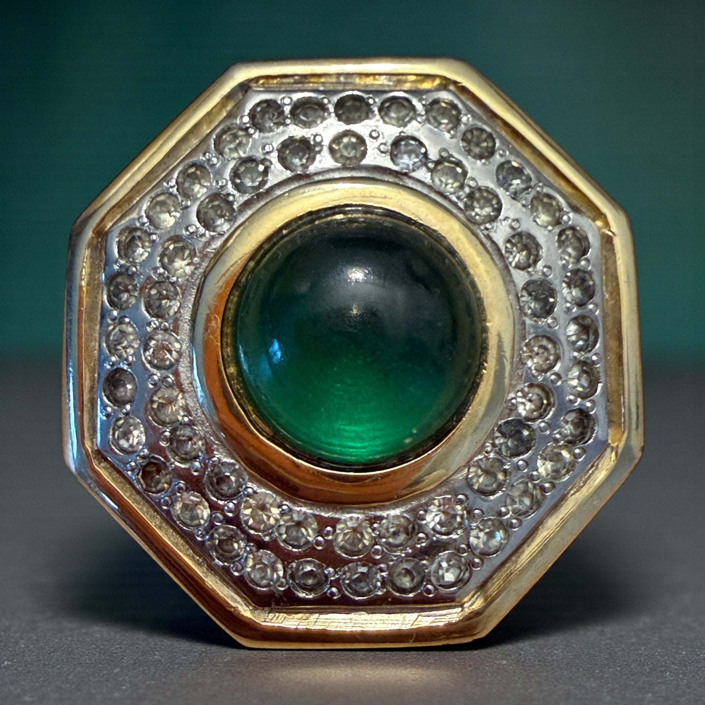 Spilla anni 70 con cabochon Verde e cornice di Swarovski miele, trasparenti e fumé