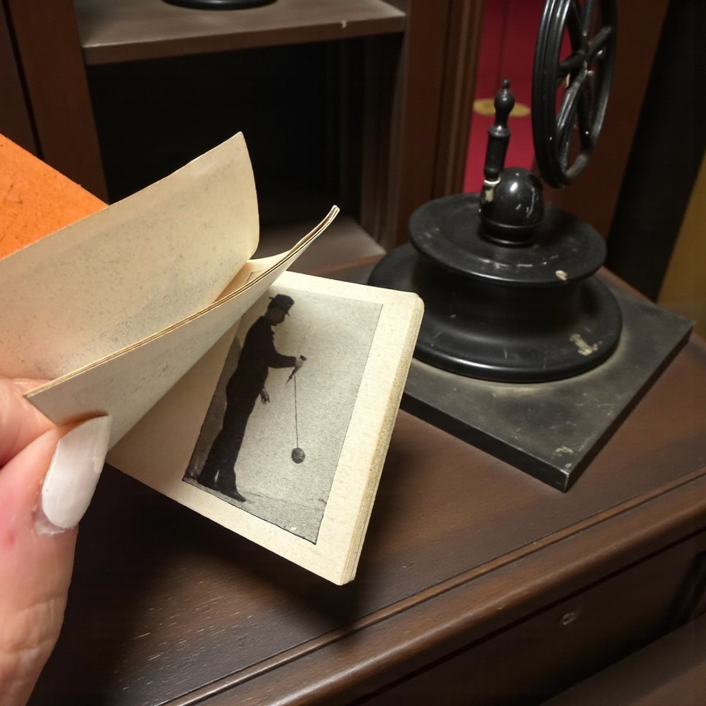 “Cinema da tasca”, antico flipbook fine ‘800 primo ‘900 Bon Marché