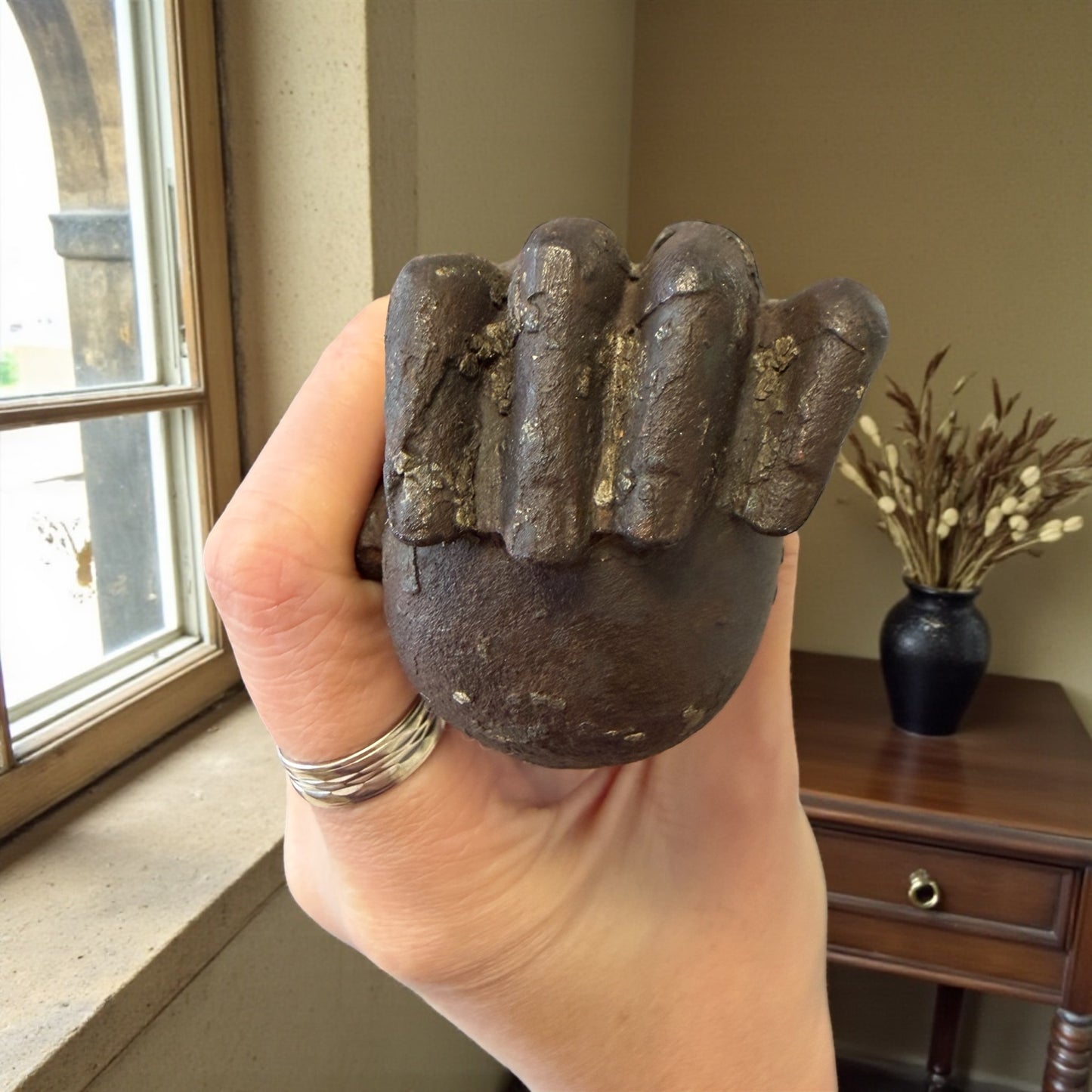 Battente antico in ghisa, mano femminile che bussa