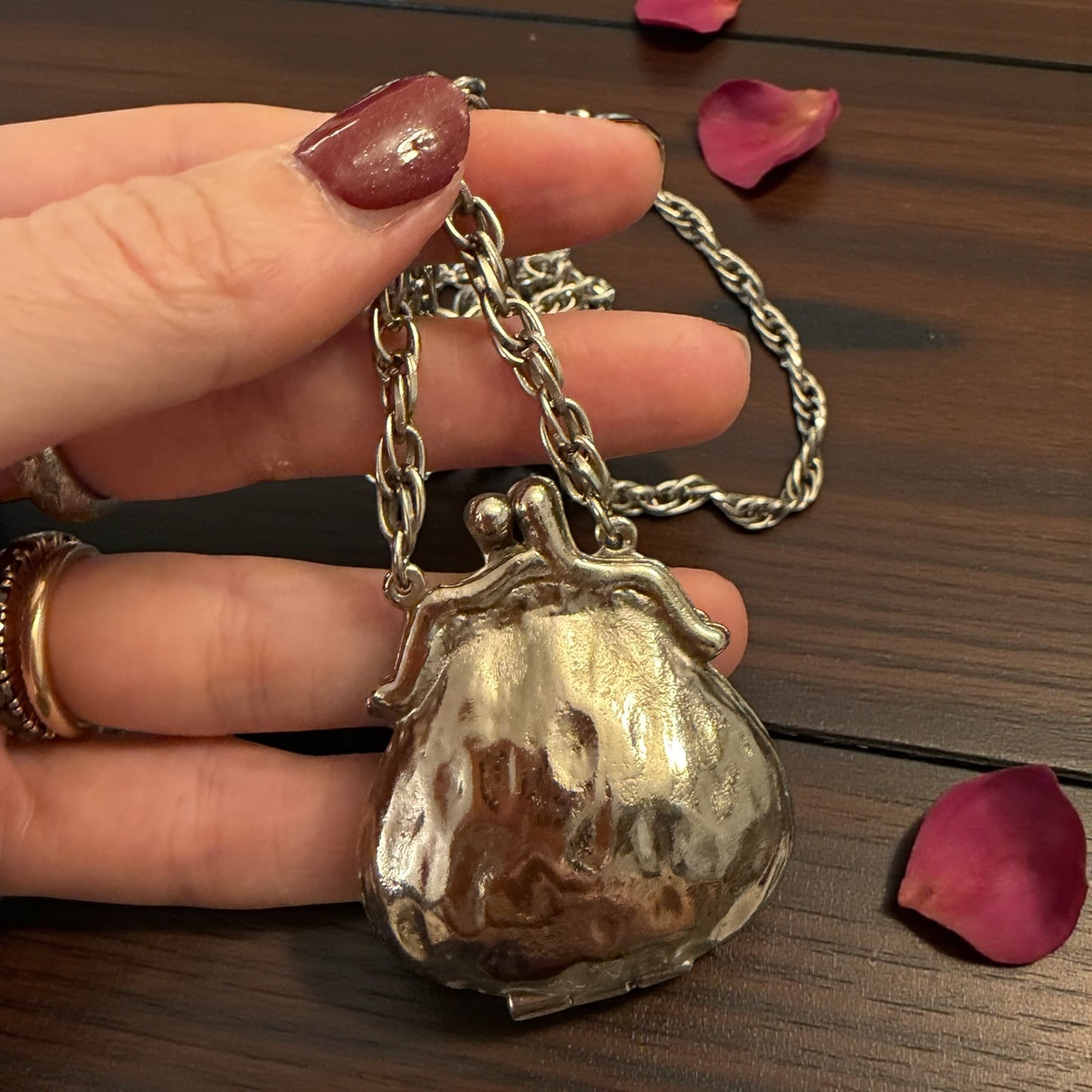 Collana 70s con borsellino apribile ispirata a aumoniêre vittoriana