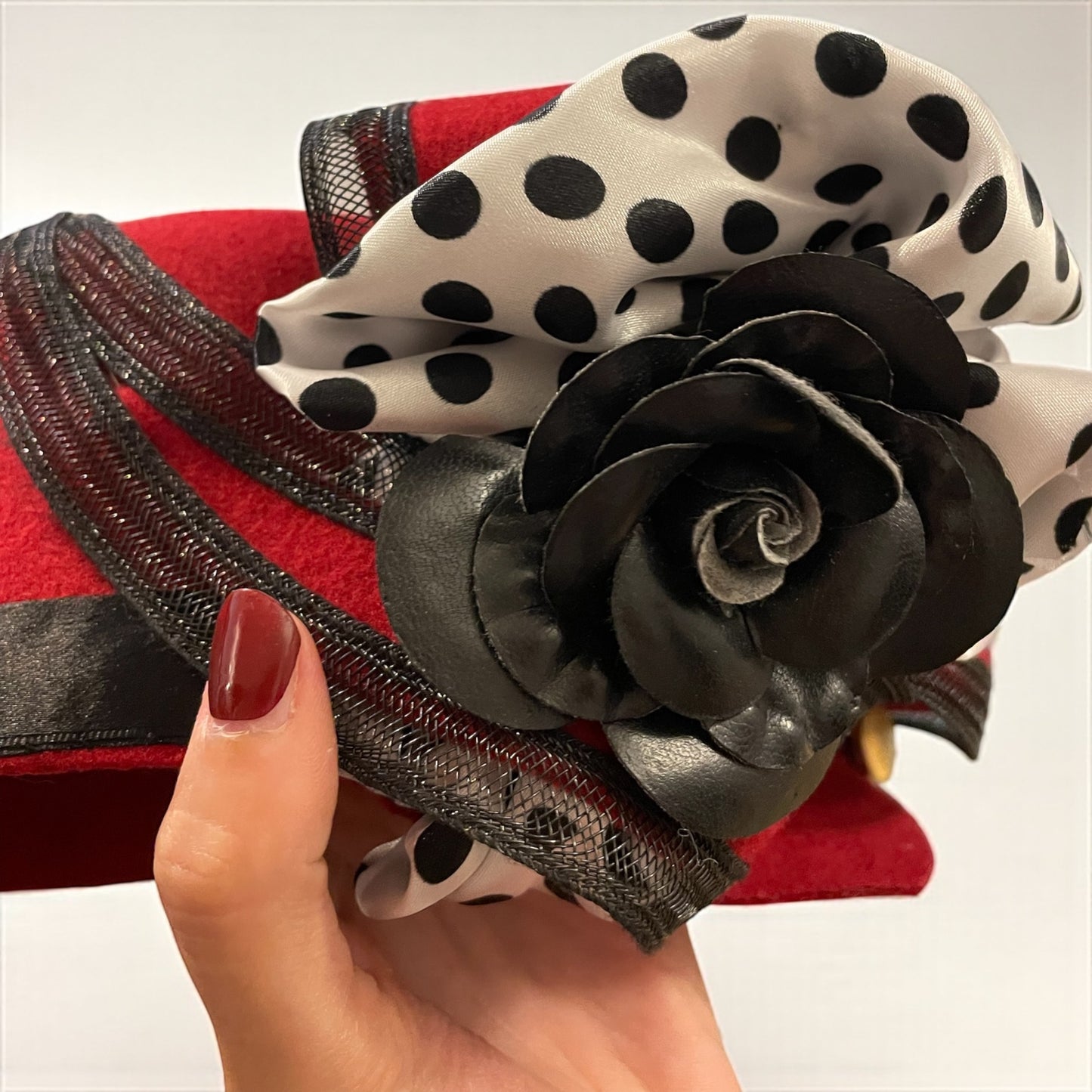 Cappellino pillbox anni ‘50 in feltro rosso rivisitato da stilista francese