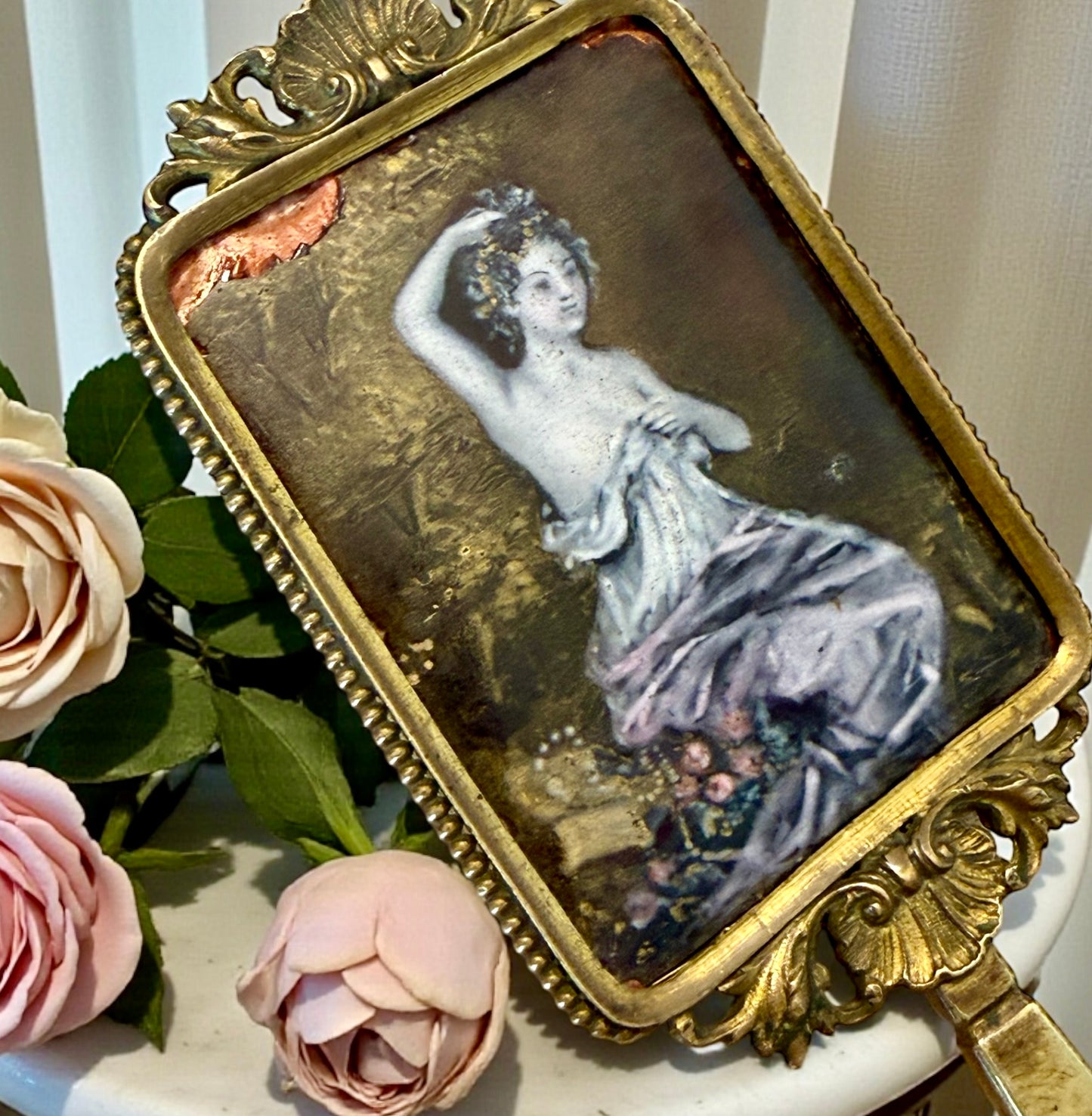 Antico specchio da mano con smalto su rame a tergo, proto liberty ca 1890