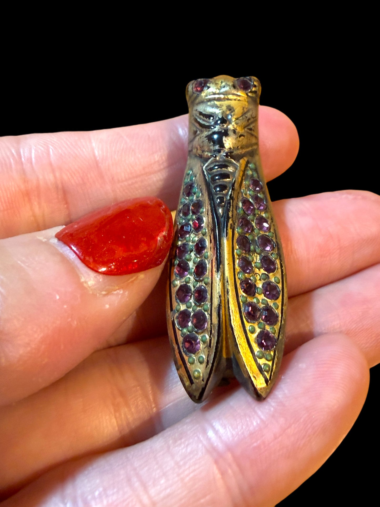 Splendida spilla Liberty a guisa di cicala temepestata di pates de verre color ametista