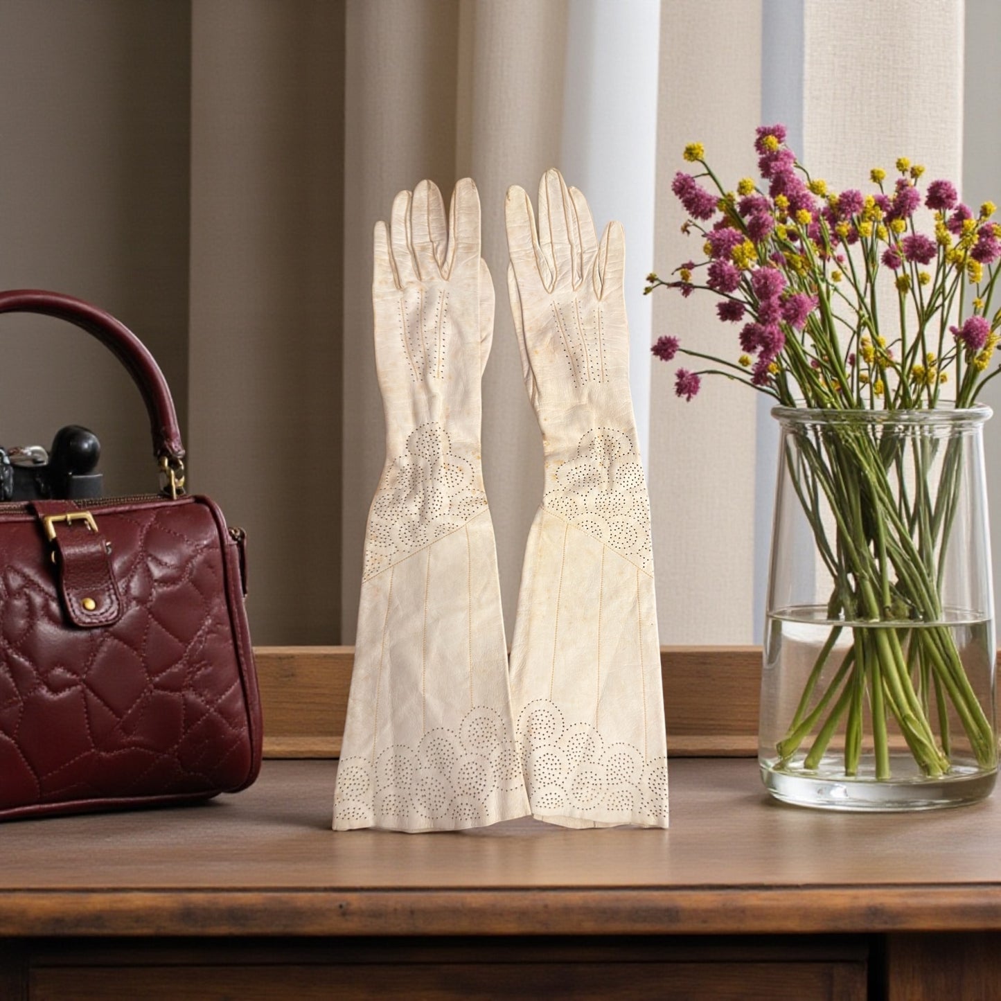 Antichi guanti al gomito in pelle traforata con bottoniera perle, anni ‘40 completi di originale busta Beckering