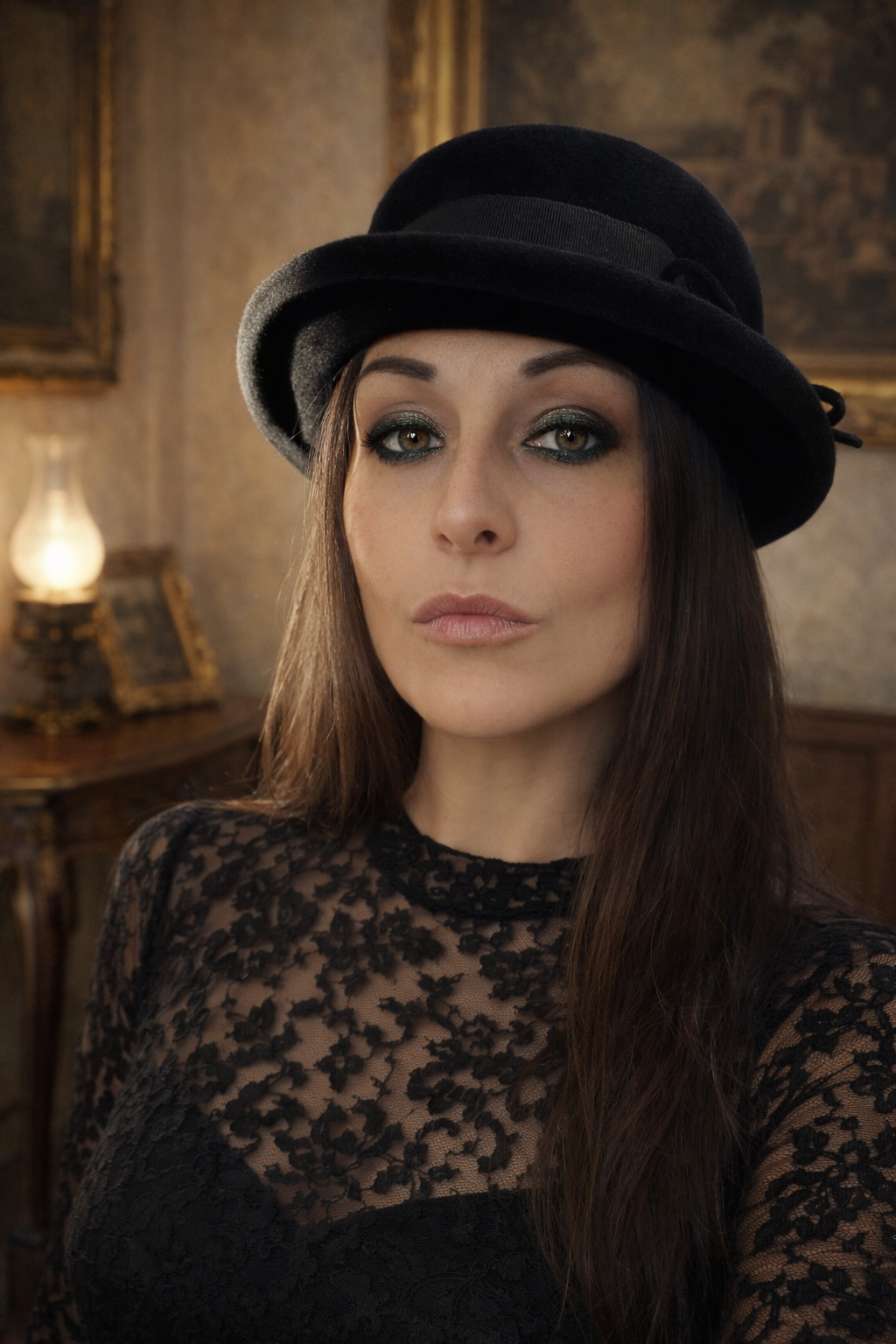 Antica bombetta da donna anni ‘20 con fiocco e fascia in gros-grain