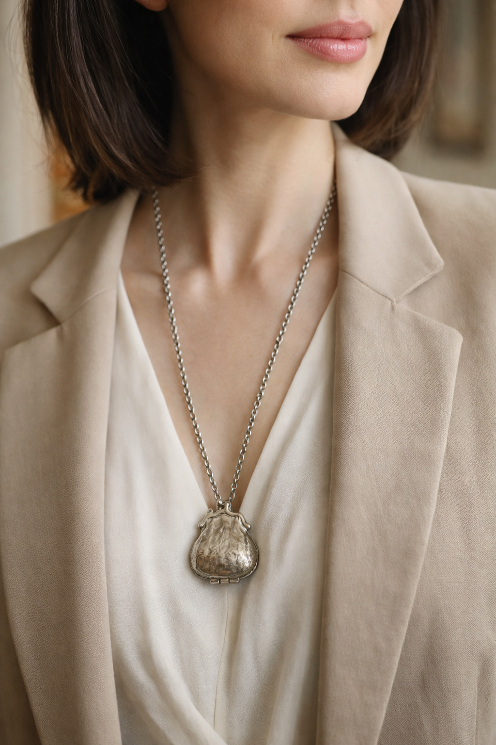 Collana 70s con borsellino apribile ispirata a aumoniêre vittoriana