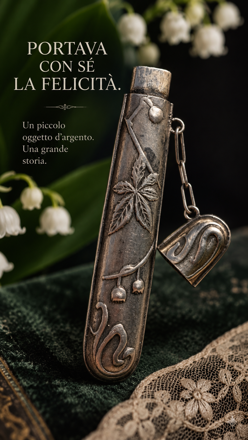 Antico porta aghi liberty in argento con decorazione di mughetti e catenella per Châtelaine