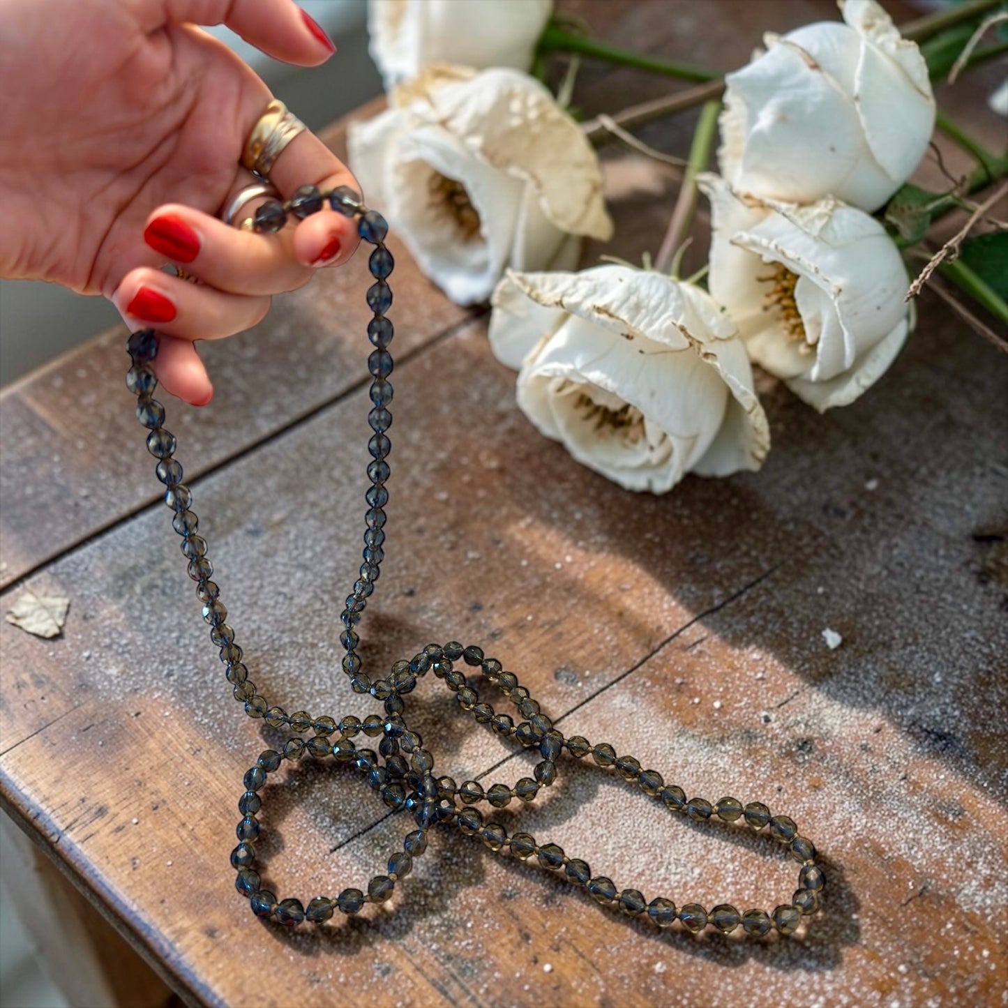 Collana lunga in perle sfaccettate smoky glass fine anni ‘40 annodata a mano