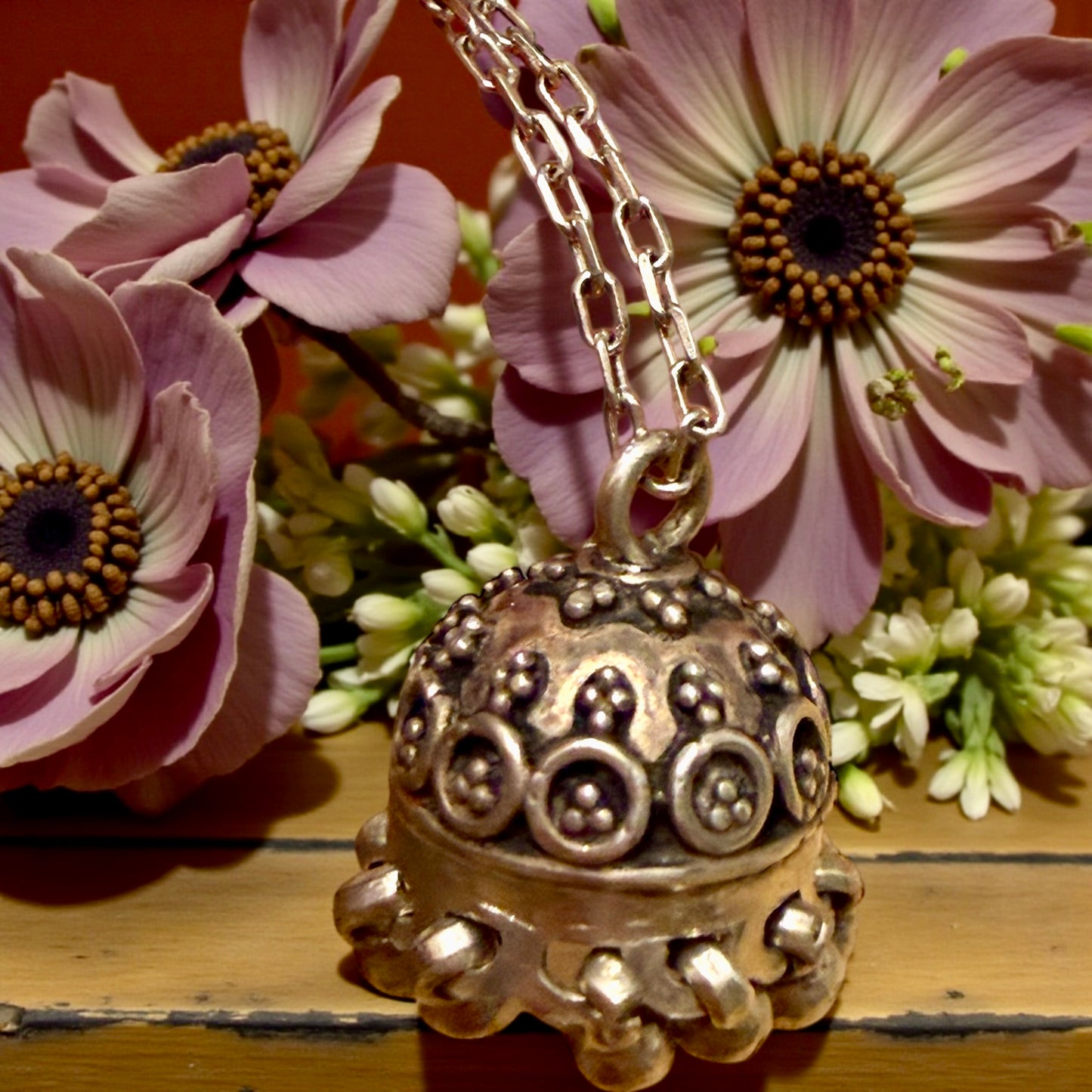 Antico pendente in argento “chiama angeli” di area Mediterranea su catenina 925 contemporanea