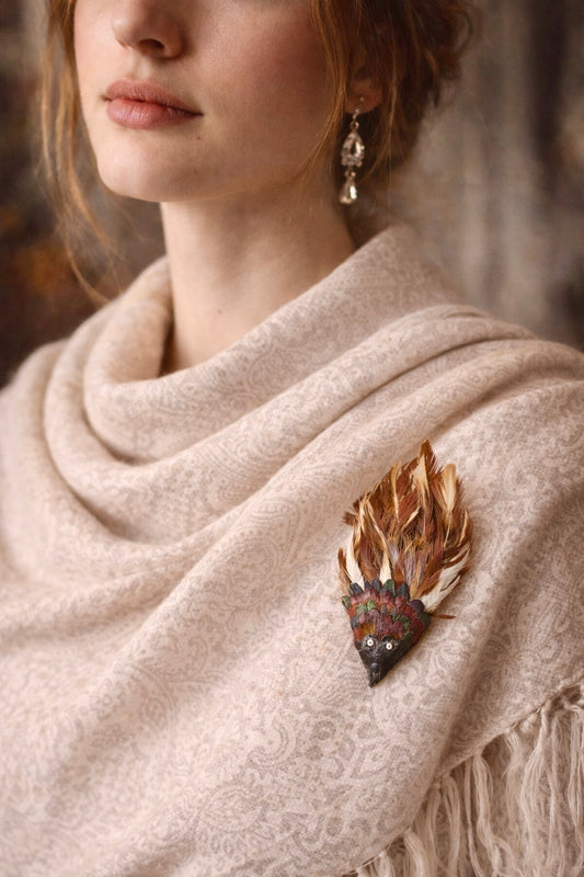Spilla gioiello a guisa di uccellino con vere piume, anni ‘40-‘50