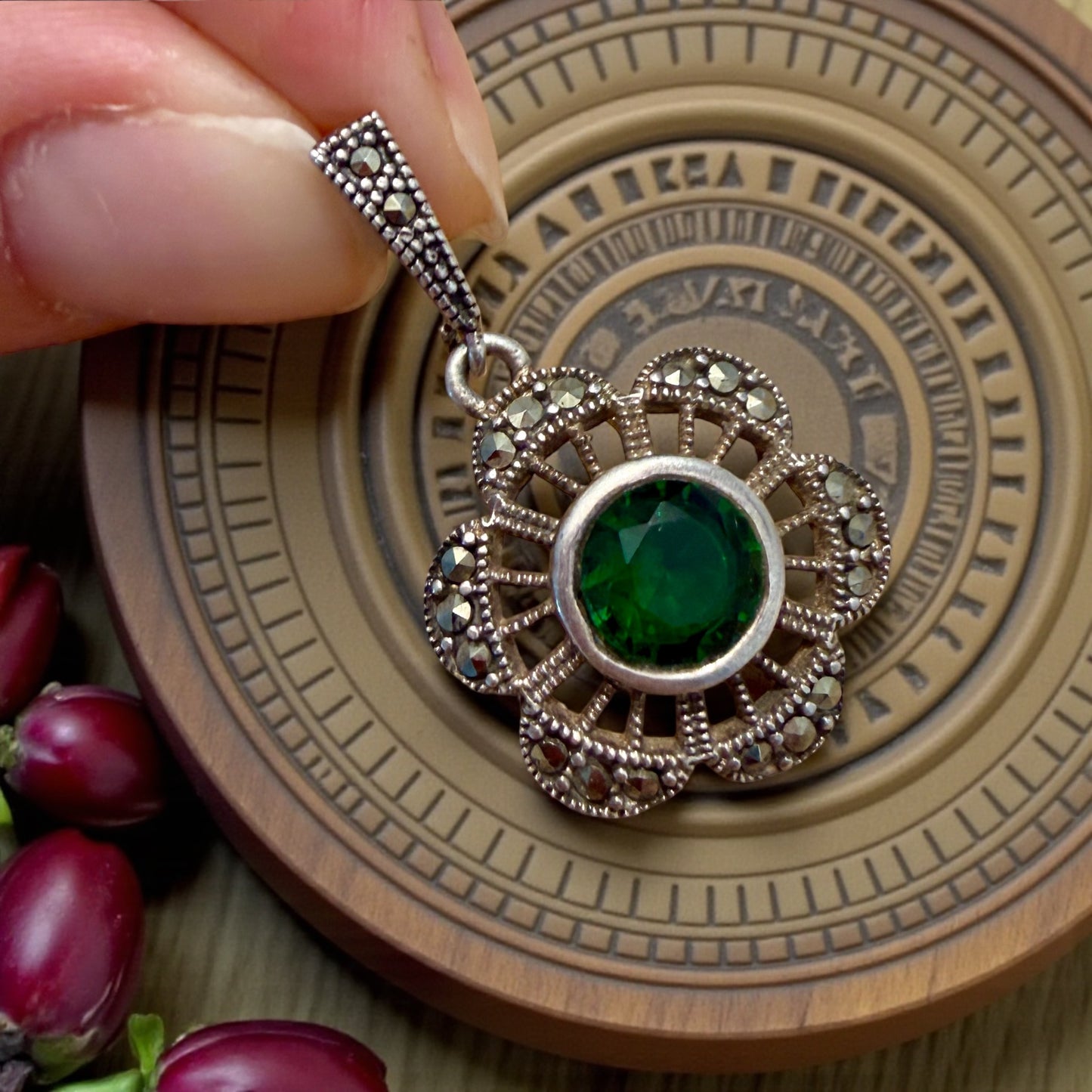 Pendente ciondolo gioiello in argento e marcasiti con cabochon verde