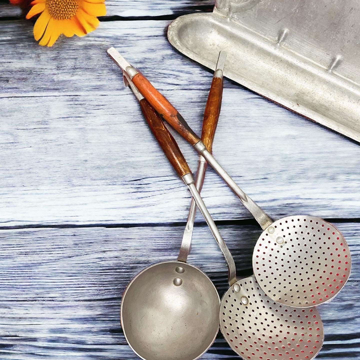 Provencal kitchen support with ladles