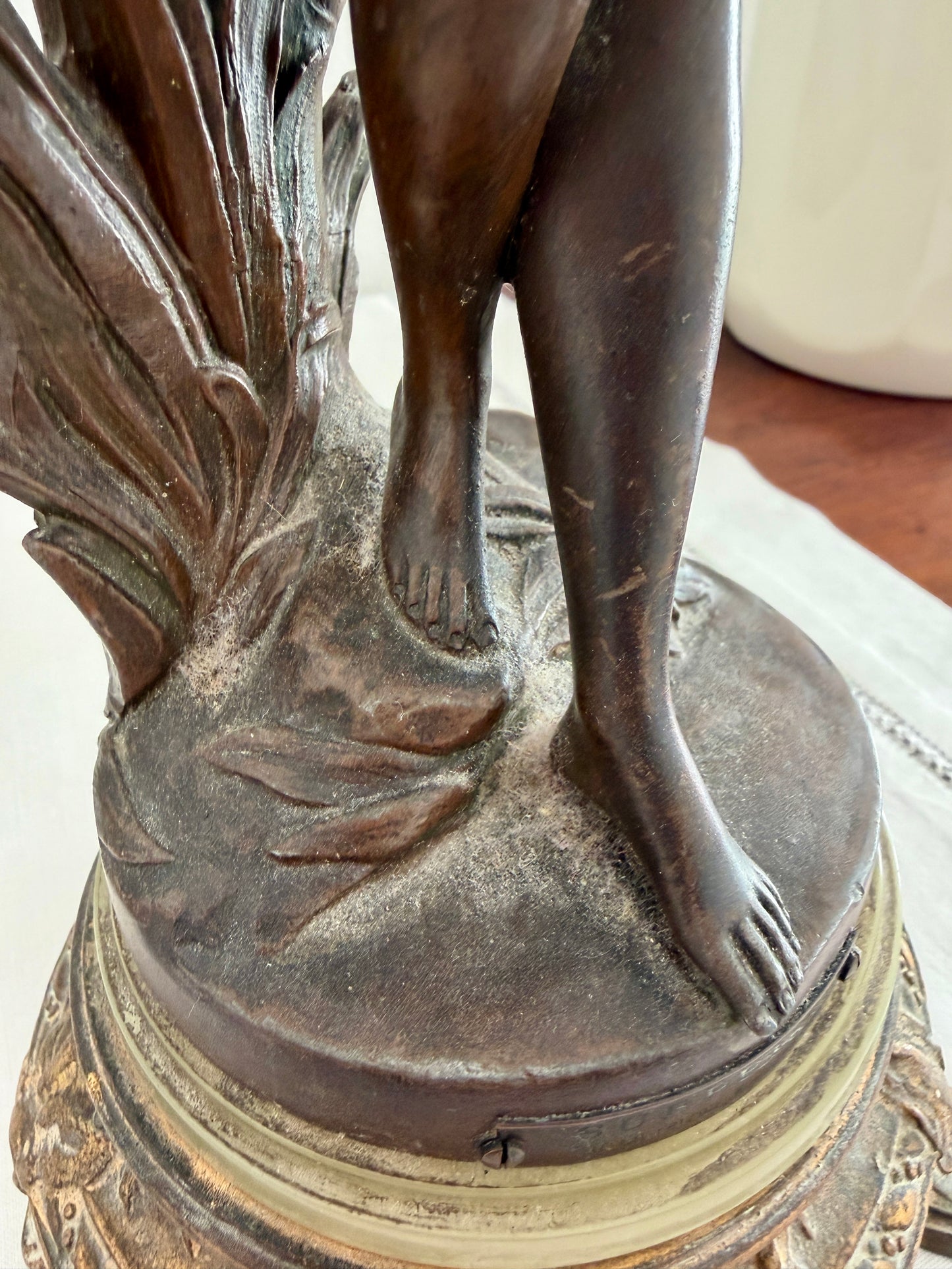 Scultura in regule Art Nouveau firmata Perron, titolo “Surprise”, fine 800 primo 900