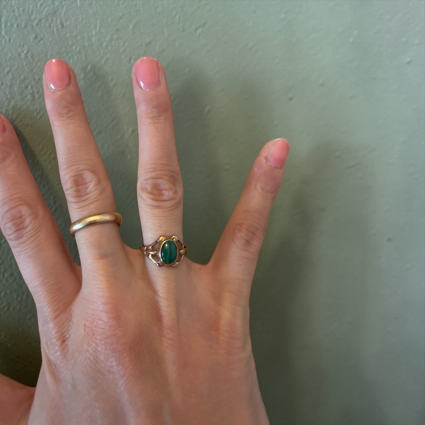 Anello placcato oro basso con cabochon malachite, linee liberty