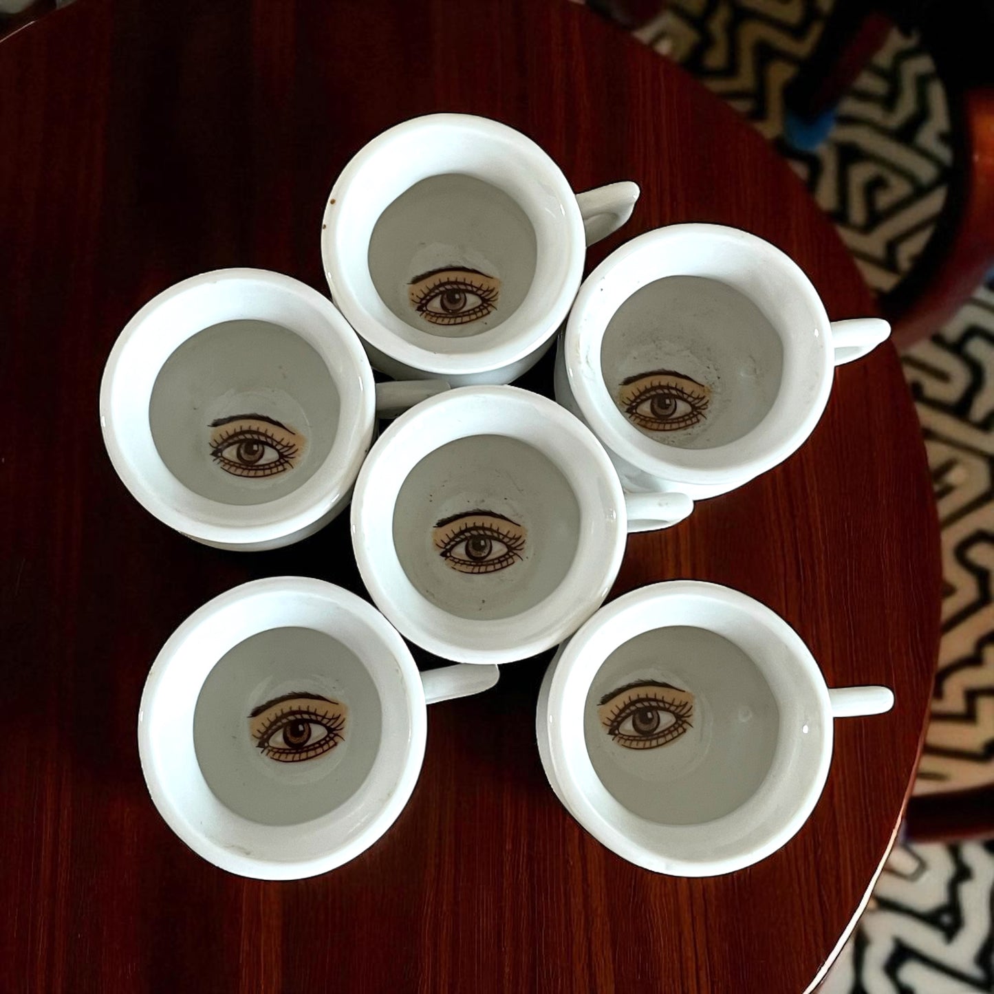 Servizio da sei tazzine surrealiste con occhio sul fondo