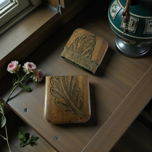 Porta sigari in legno antico intagliato a mano con foglia d’acanto