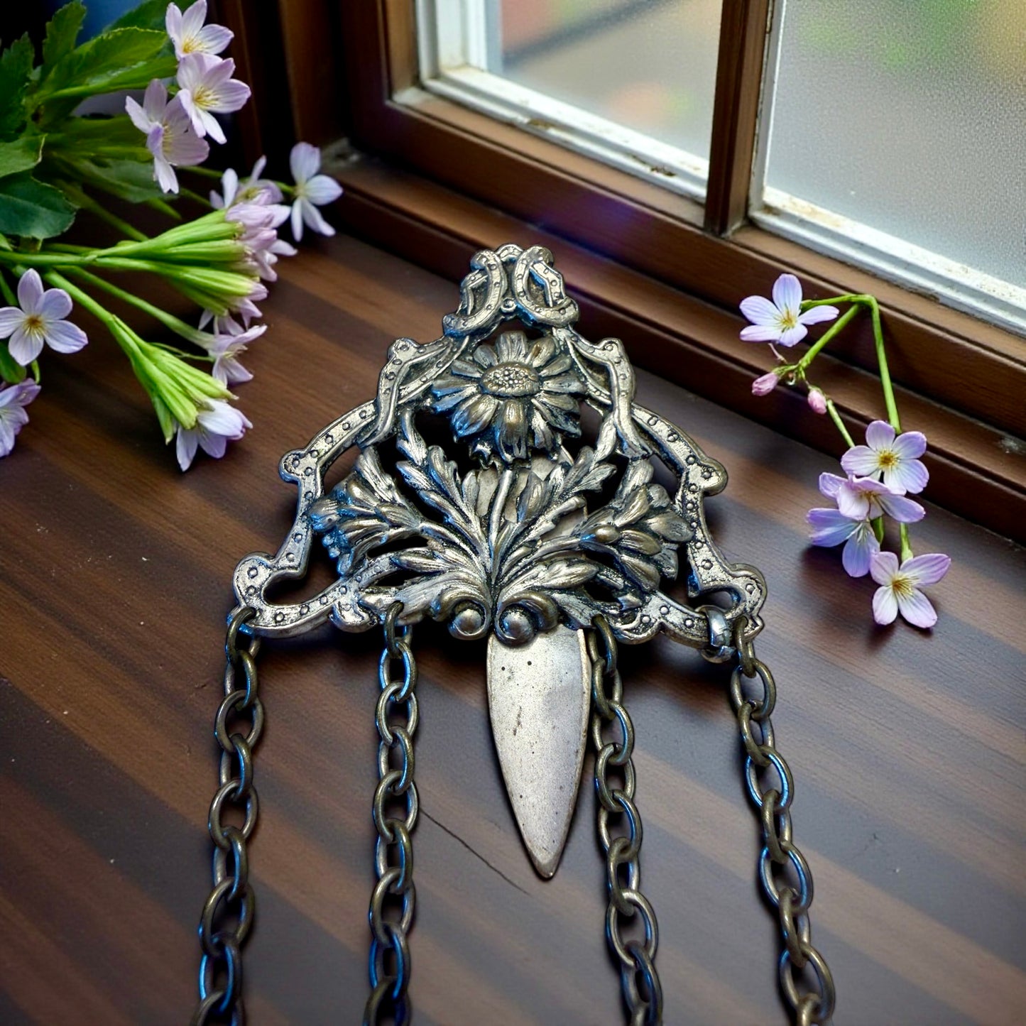 Antica Chatelaine da cintura con quattro catene, motivo floreale con margherita