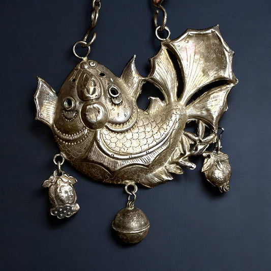 Collana con grande pendente a pesce, cultura Miao, Cina, anni ‘40 - ‘50