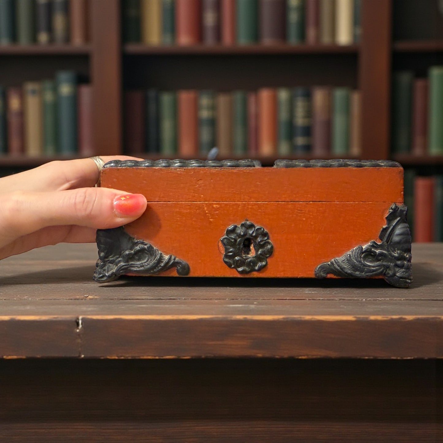 Antico scrigno da scrittoio eclettico con decorazioni floreali, ca 1890