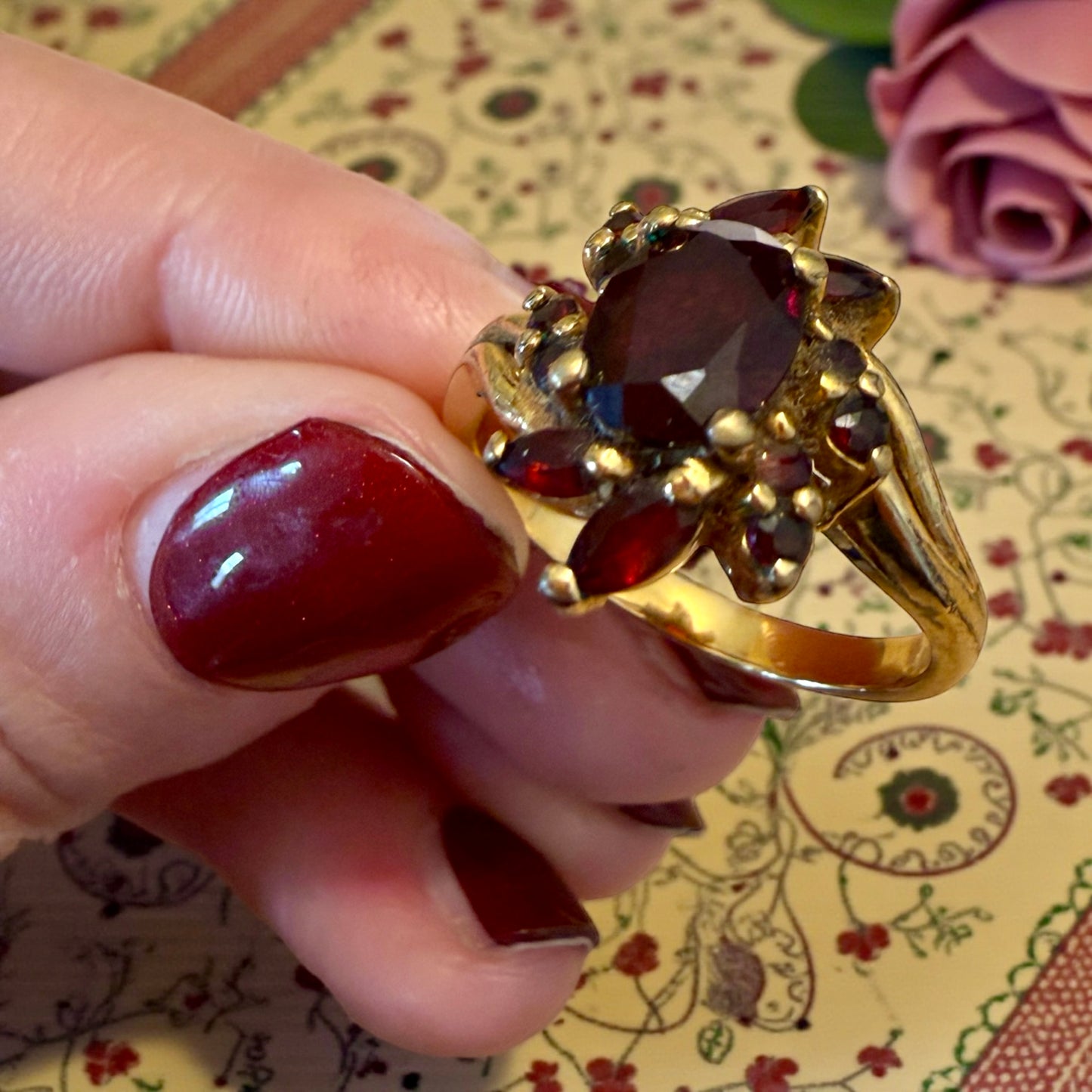 Anello con granati placcato oro e punzonato, Francia ca anni ‘60-‘70