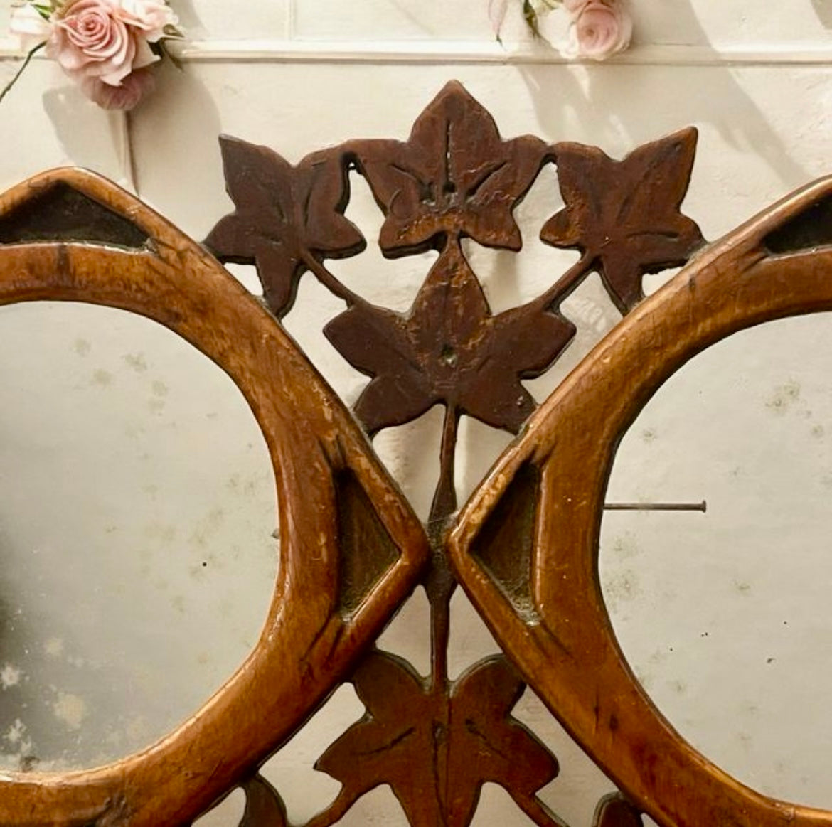 Cornice antica fine ‘800 in legno motivo fitomorfo con vetri originali, area alpina