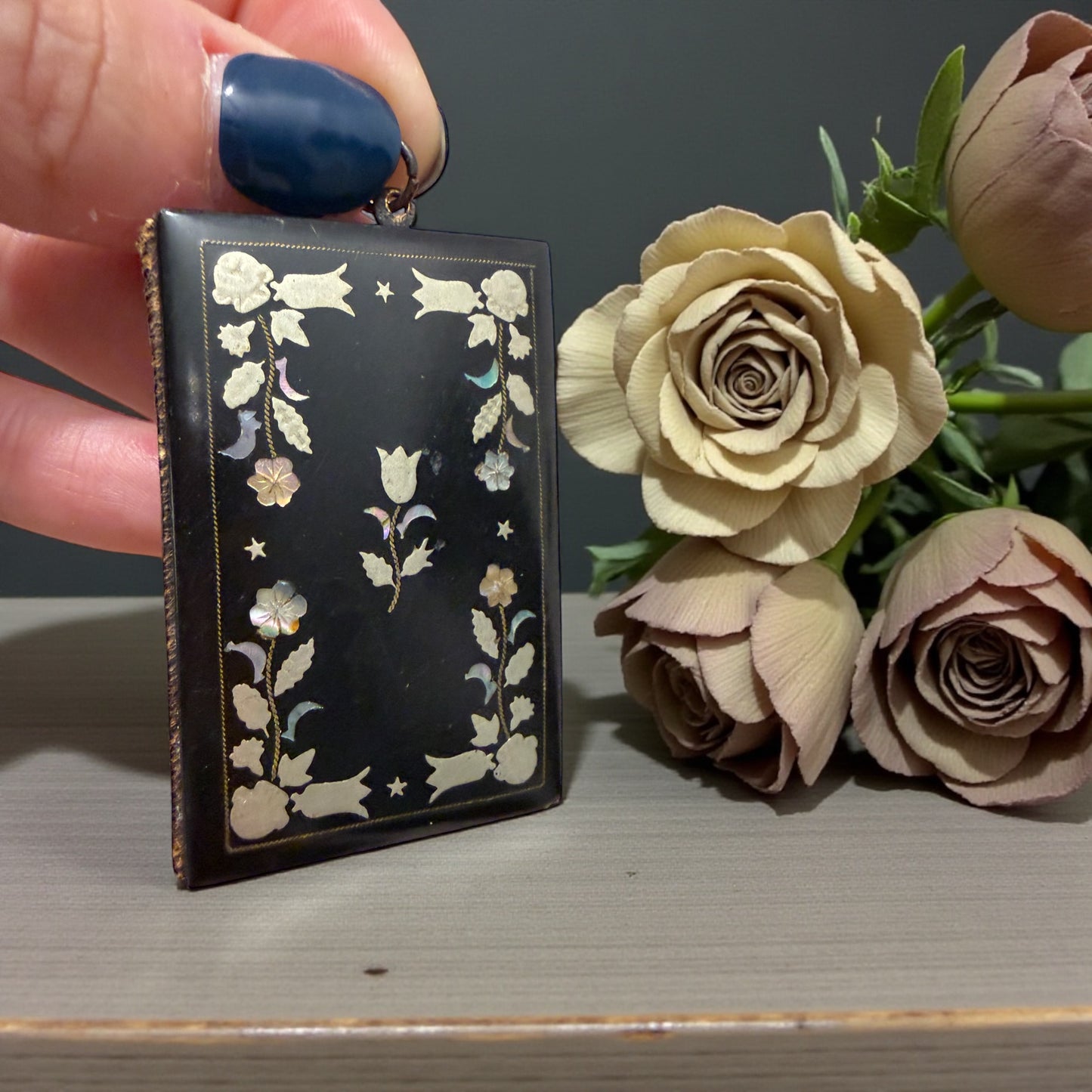 Antico carnet de bal fine ‘800 con decori madreperla e metallo argentato