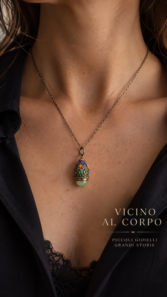 Pendente ciondolo gioiello argento dorato con smalto policromi e giada, stile Uova di Fabergé