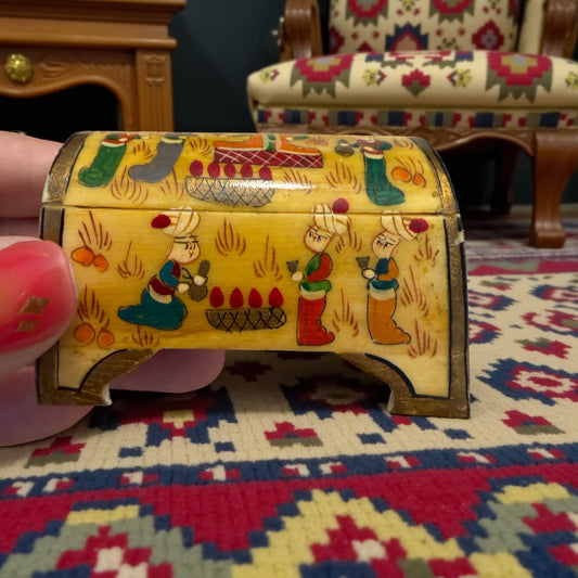 Bauletto in miniatura realizzato interamente in osso e dipinto